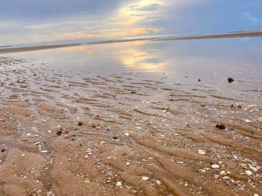  Sabah deniz ve kumsal.