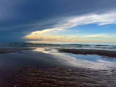  Sabah deniz ve kumsal.