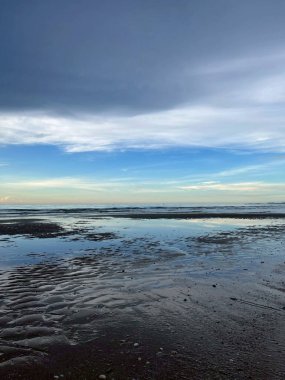  Sabah deniz ve kumsal.