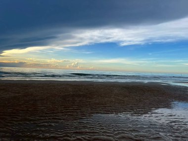  Sabah deniz ve kumsal.