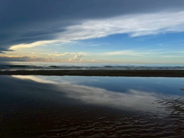  Sabah deniz ve kumsal.