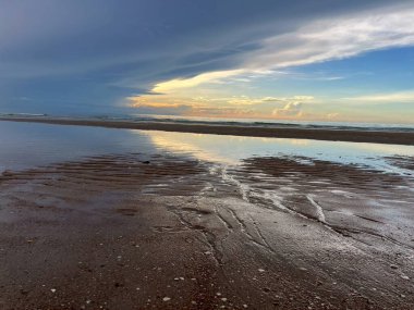  Sabah deniz ve kumsal.