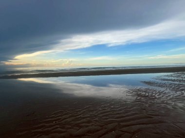  Sabah deniz ve kumsal.