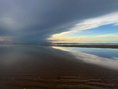  Sabah deniz ve kumsal.