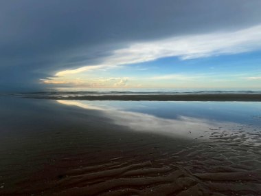  Sabah deniz ve kumsal.