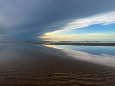  Sabah deniz ve kumsal.