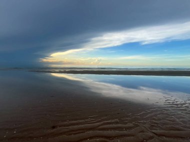  Sabah deniz ve kumsal.