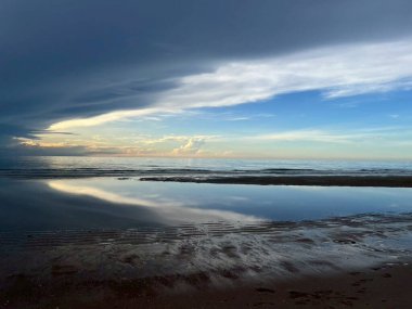  Sabah deniz ve kumsal.