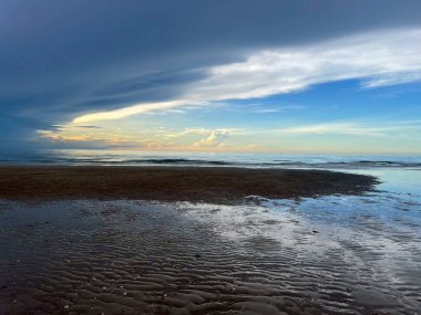  Sabah deniz ve kumsal.