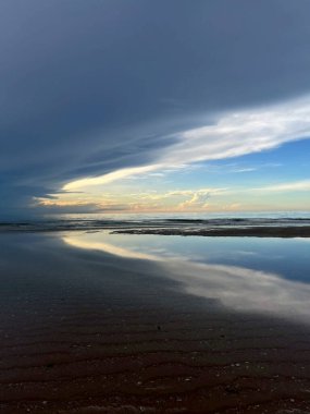  Sabah deniz ve kumsal.