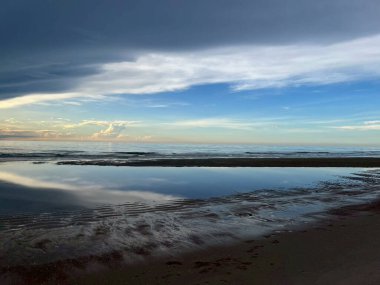  Sabah deniz ve kumsal.