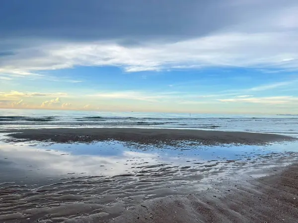  Sabah deniz ve kumsal.