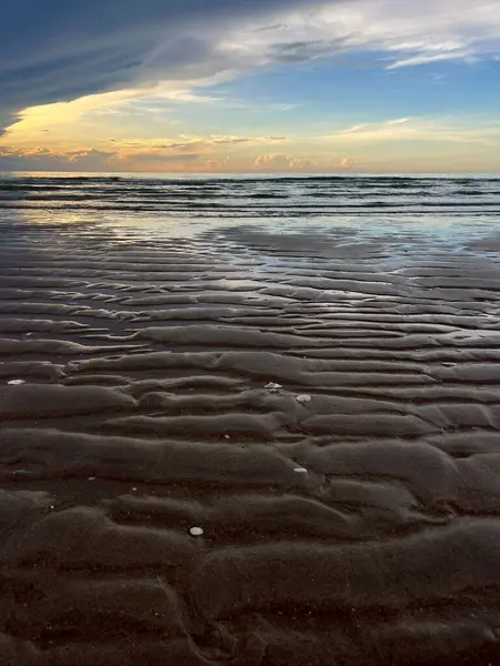  Sabah deniz ve kumsal.