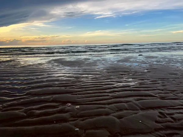  Sabah deniz ve kumsal.