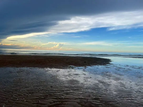  Sabah deniz ve kumsal.