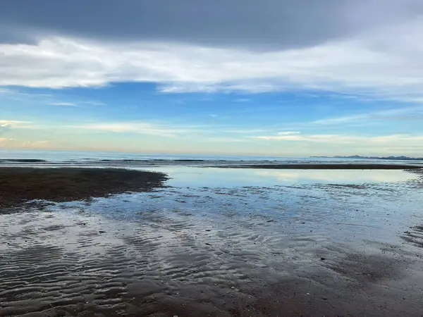  Sabah deniz ve kumsal.