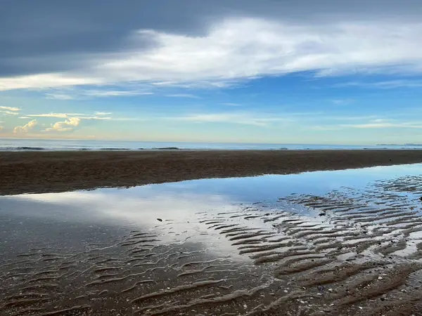  Sabah deniz ve kumsal.