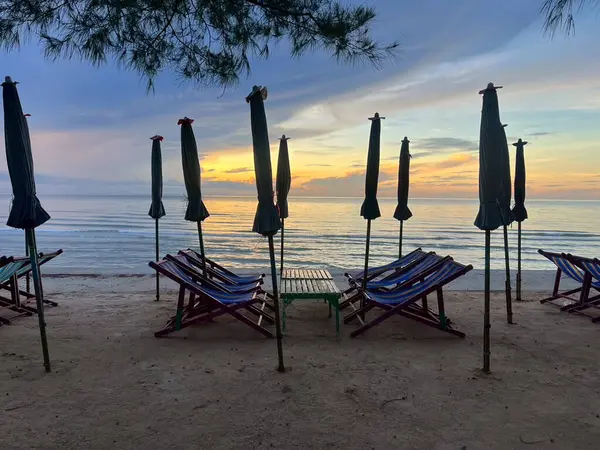 Sabah deniz ve kumsal.