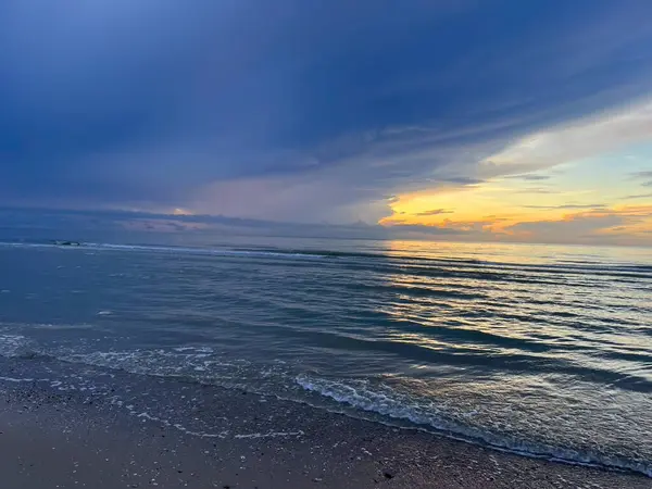 Sabah deniz ve kumsal.