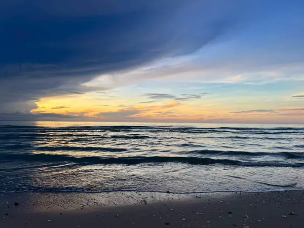 Sabah deniz ve kumsal.