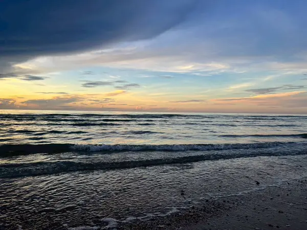 Sabah deniz ve kumsal.