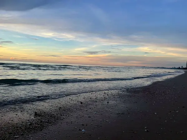 Sabah deniz ve kumsal.