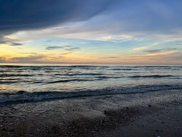 Sabah deniz ve kumsal.