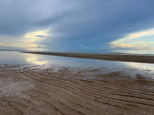 Sabah deniz ve kumsal.