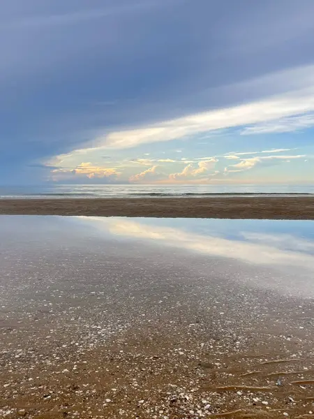  Sabah deniz ve kumsal.
