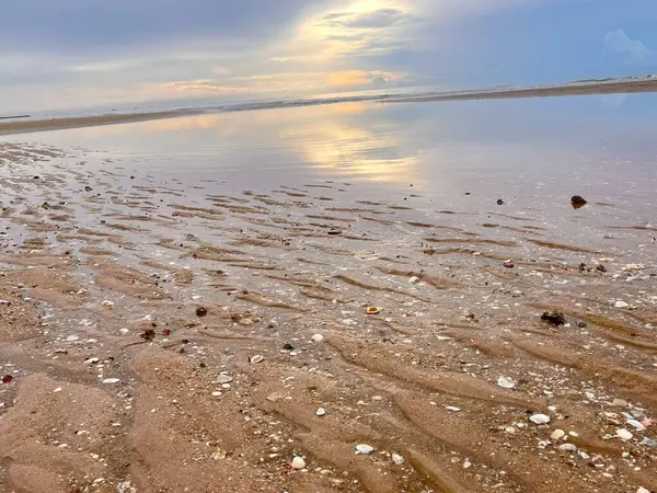  Sabah deniz ve kumsal.