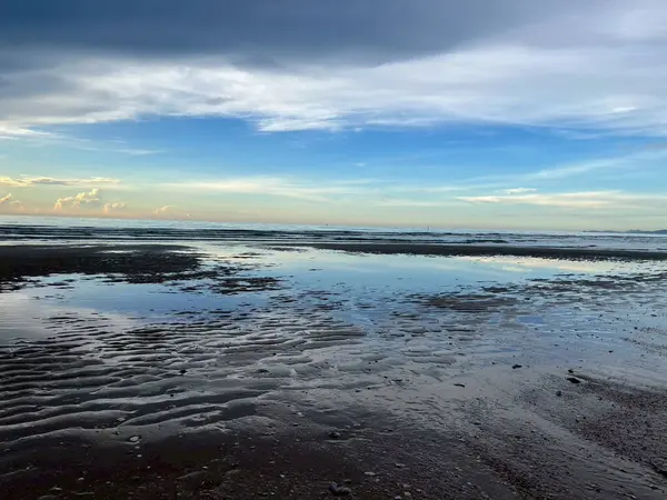  Sabah deniz ve kumsal.