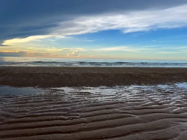  Sabah deniz ve kumsal.