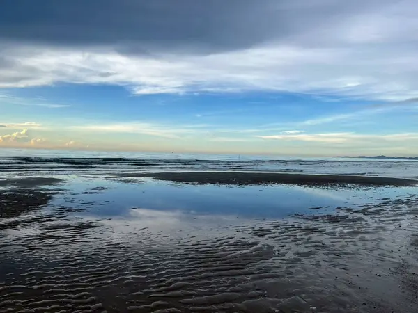  Sabah deniz ve kumsal.