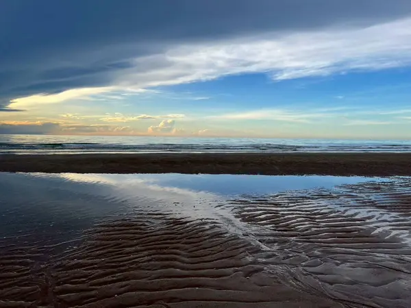  Sabah deniz ve kumsal.