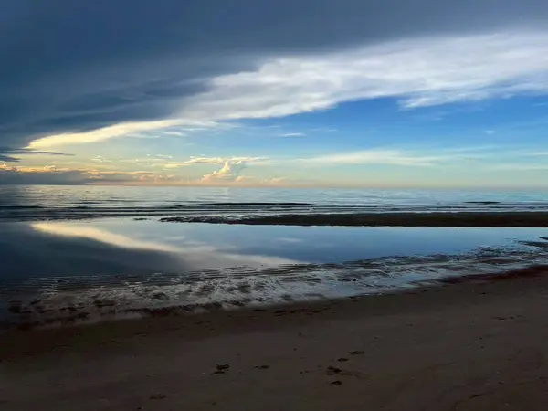  Sabah deniz ve kumsal.