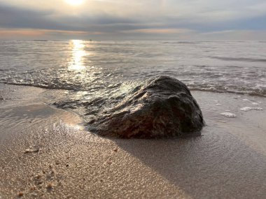 Kum üzerindeki kaya (4) .jpg