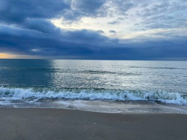 Deniz ve bulutların fırtınası var