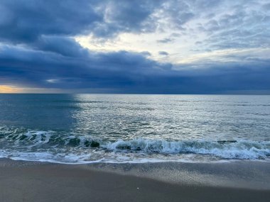 Deniz ve bulutların fırtınası var