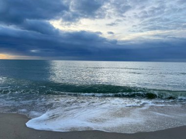 Deniz ve bulutların fırtınası var