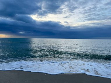 Deniz ve bulutların fırtınası var