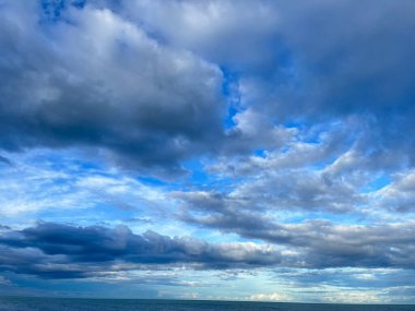 Denizin üzerinde fırtına bulutları