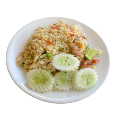 Beyaz arka planda karides pilavı.-