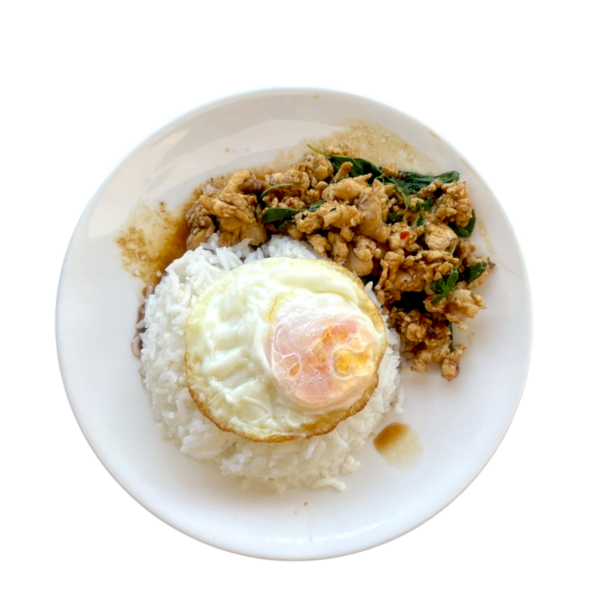 Beyaz arka planda sahanda yumurta ile Pad Krapow