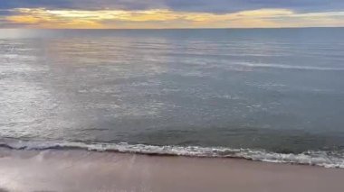 Sabah deniz ve kumsal.