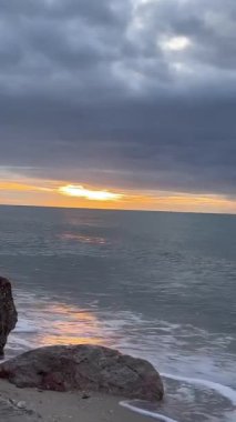 Sabah deniz ve kumsal.