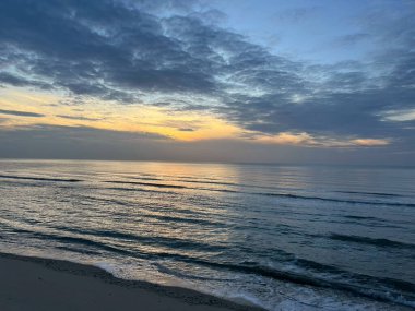  Sabah deniz ve kumsal.