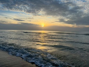  Sabah deniz ve kumsal.