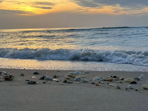  Sabah deniz ve kumsal.