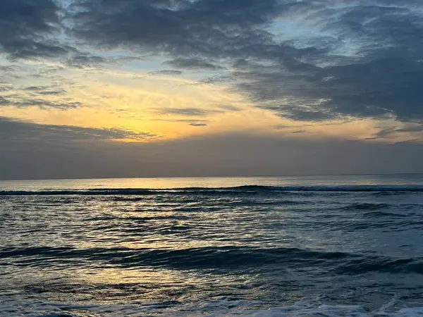  Sabah deniz ve kumsal.