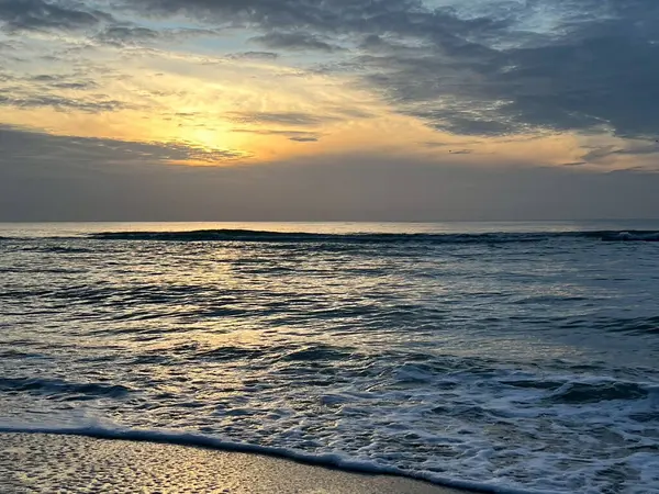  Sabah deniz ve kumsal.